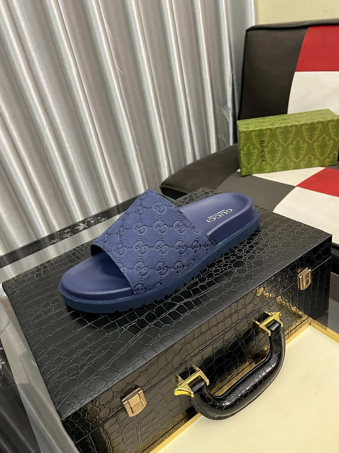 Men's shoes 💰320⌚️⌚️ (gucci-Gucci) New men's slippers, high-end boutique, made of cowhide, with exquisite embossed logo decoration on the upper, fine workmanship, super soft soles, casual, loose and comfortable, a must-have in summer! \nsize：38-44